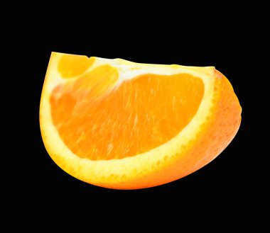 Kırpma yolu ile izole edilmiş turuncu parça siyah arka planda gölge yok, sağlıklı meyve