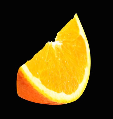 Kırpma yolu ile izole edilmiş turuncu parçalar siyah arka planda gölge yok, sağlıklı meyve