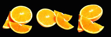 Kırpma yolu ile izole edilmiş turuncu parçalar siyah arka planda gölge yok, sağlıklı meyve