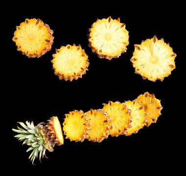 Siyah arka planda izole edilmiş ananas, kırpma yolu olan gölge yok, sağlıklı meyve, yiyecek ve içecek.