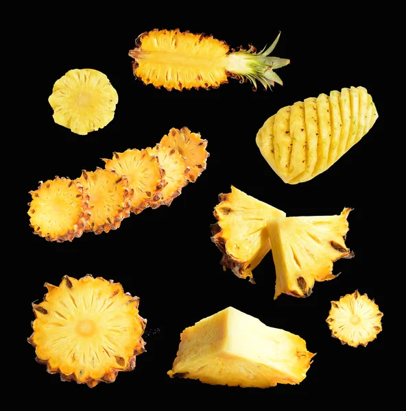 Siyah arka planda izole edilmiş ananas, kırpma yolu olan gölge yok, sağlıklı meyve, yiyecek ve içecek.