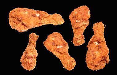 Kızarmış tavuk budu, kırpma yolu ile izole edilmiş, siyah arka planda gölge yok, fast food