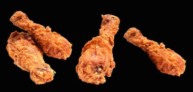 Kızarmış tavuk budu, kırpma yolu ile izole edilmiş, siyah arka planda gölge yok, fast food