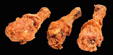 Kızarmış tavuk budu, kırpma yolu ile izole edilmiş, siyah arka planda gölge yok, fast food