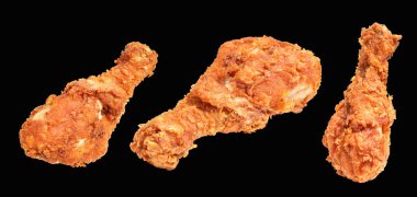 Kızarmış tavuk budu, kırpma yolu ile izole edilmiş, siyah arka planda gölge yok, fast food