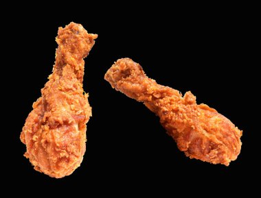 Kızarmış tavuk budu, kırpma yolu ile izole edilmiş, siyah arka planda gölge yok, fast food