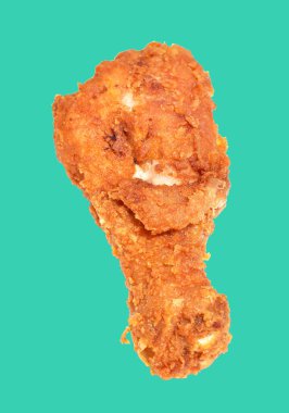 Kızarmış tavuk budu, kırpma yolu ile izole edilmiş, arka planda gölge yok, fast food.