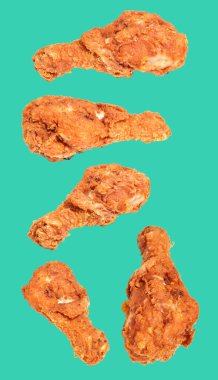 Kızarmış tavuk budu, kırpma yolu ile izole edilmiş, arka planda gölge yok, fast food.