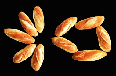 Ekmek siyah arkaplanda izole edilmiş, kırpma yolu olan gölge yok, ekmek, fırın