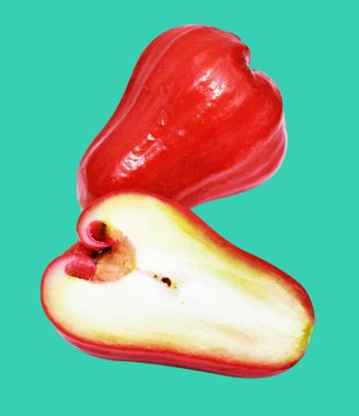 Kırpma yolu ile izole edilmiş kırmızı su elma meyvesi yeşil arka planda gölge yok, sağlıklı tropikal meyve