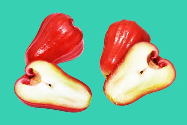 Kırpma yolu ile izole edilmiş kırmızı su elma meyvesi yeşil arka planda gölge yok, sağlıklı tropikal meyve