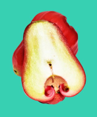 Kırpma yolu ile izole edilmiş kırmızı su elma meyvesi yeşil arka planda gölge yok, sağlıklı tropikal meyve
