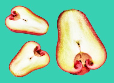 Kırpma yolu ile izole edilmiş kırmızı su elma meyvesi yeşil arka planda gölge yok, sağlıklı tropikal meyve