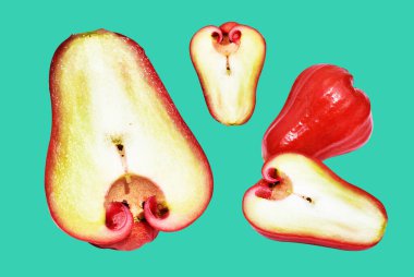 Kırpma yolu ile izole edilmiş kırmızı su elma meyvesi yeşil arka planda gölge yok, sağlıklı tropikal meyve