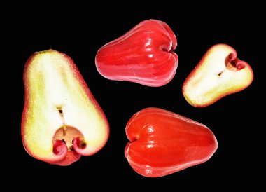 Kırpma yolu ile izole edilmiş kırmızı su elma meyvesi siyah arka planda gölge yok, sağlıklı tropikal meyve