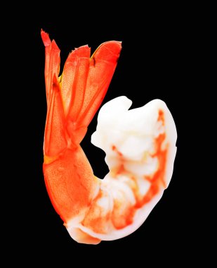 Kırmızılı karides ya da kaplan karidesi kırpma yolu ile izole edilmiş, siyah arka planda gölge yok, kabuklu deniz ürünleri.