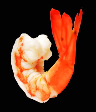 Kırmızılı karides ya da kaplan karidesi kırpma yolu ile izole edilmiş, siyah arka planda gölge yok, kabuklu deniz ürünleri.