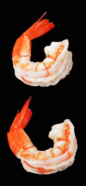 Kırmızılı karides ya da kaplan karidesi kırpma yolu ile izole edilmiş, siyah arka planda gölge yok, kabuklu deniz ürünleri.