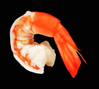 Kırmızılı karides ya da kaplan karidesi kırpma yolu ile izole edilmiş, siyah arka planda gölge yok, kabuklu deniz ürünleri.