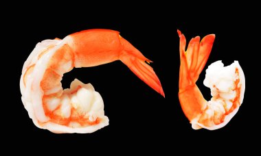 Kırmızılı karides ya da kaplan karidesi kırpma yolu ile izole edilmiş, siyah arka planda gölge yok, kabuklu deniz ürünleri.