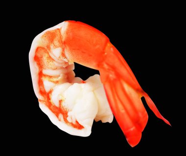 Kırmızılı karides ya da kaplan karidesi kırpma yolu ile izole edilmiş, siyah arka planda gölge yok, kabuklu deniz ürünleri.