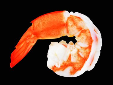 Kırmızılı karides ya da kaplan karidesi kırpma yolu ile izole edilmiş, siyah arka planda gölge yok, kabuklu deniz ürünleri.