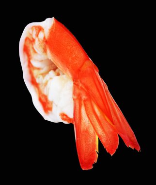 Kırmızılı karides ya da kaplan karidesi kırpma yolu ile izole edilmiş, siyah arka planda gölge yok, kabuklu deniz ürünleri.