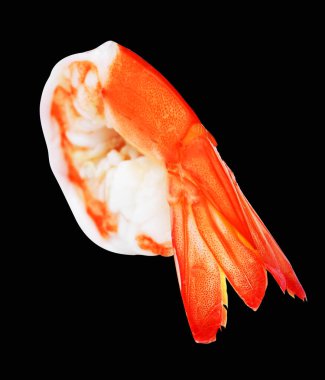 Kırmızılı karides ya da kaplan karidesi kırpma yolu ile izole edilmiş, siyah arka planda gölge yok, kabuklu deniz ürünleri.