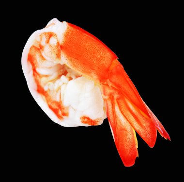 Kırmızılı karides ya da kaplan karidesi kırpma yolu ile izole edilmiş, siyah arka planda gölge yok, kabuklu deniz ürünleri.