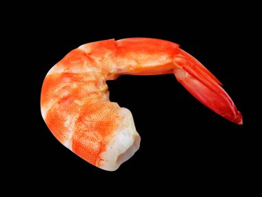 Kırmızı haşlanmış karides ya da kaplan karides kırpma yolu ile izole edilmiş, siyah arka planda gölge yok, pişmiş deniz ürünleri