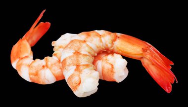 Kırmızıda kaynatılmış karides ya da karides kırpma yolu ile izole edilmiş, siyah arka planda gölge yok, kabuğu soyulmuş deniz ürünleri.