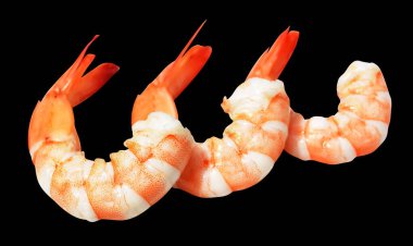 Kırmızıda kaynatılmış karides ya da karides kırpma yolu ile izole edilmiş, siyah arka planda gölge yok, kabuğu soyulmuş deniz ürünleri.