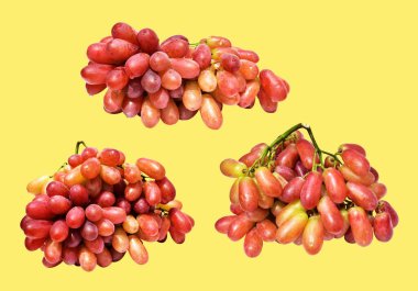 Kırmızı üzüm izole edilmiş, sarı arka planda kırpma yolu olmayan, sağlıklı taze meyve.