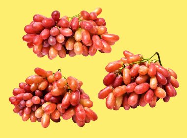 Kırmızı üzüm izole edilmiş, sarı arka planda kırpma yolu olmayan, sağlıklı taze meyve.