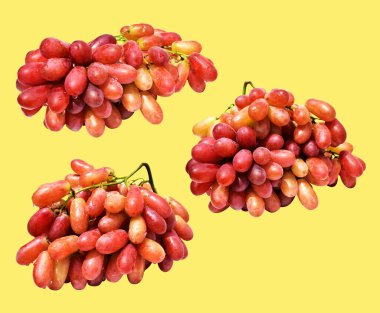Kırmızı üzüm izole edilmiş, sarı arka planda kırpma yolu olmayan, sağlıklı taze meyve.