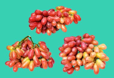 Kırmızı üzüm yalıtılmış, yeşil arka planda kırpma izi yok, sağlıklı taze meyve.