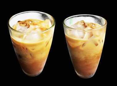 Kırpma yolu ile izole edilmiş sütlü kahve bardağı siyah arka planda gölge yok, kahvaltı yemeği