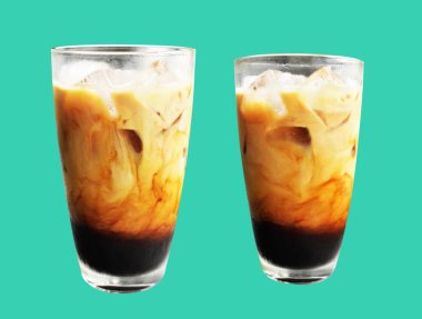 Kırpma yolu ile izole edilmiş sütlü kahve bardağı yeşil arka planda gölge yok, kahvaltı yemeği