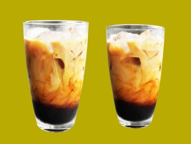 Kırpma yolu ile izole edilmiş sütlü kahve bardağı yeşil arka planda gölge yok, kahvaltı yemeği