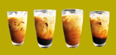 Kırpma yolu ile izole edilmiş sütlü kahve bardağı yeşil arka planda gölge yok, kahvaltı yemeği