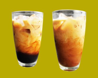 Kırpma yolu ile izole edilmiş sütlü kahve bardağı yeşil arka planda gölge yok, kahvaltı yemeği