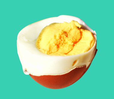 Kaynamış yumurta kırpma yolu ile izole edilmiş, yeşil arka planda gölge yok, tavuk yumurtası.