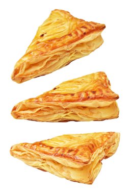 Puf böreği üçgeni izole edilmiş peynirli gevrek hamur işi içinde kırpma yolu olan domuz eti, beyaz arka planda gölge yok.