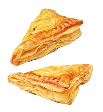 Puf böreği üçgeni izole edilmiş peynirli gevrek hamur işi içinde kırpma yolu olan domuz eti, beyaz arka planda gölge yok.