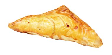 Puf böreği üçgeni izole edilmiş peynirli gevrek hamur işi içinde kırpma yolu olan domuz eti, beyaz arka planda gölge yok.