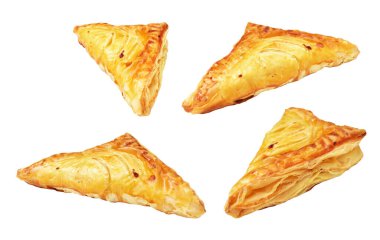 Puf böreği üçgeni izole edilmiş peynirli gevrek hamur işi içinde kırpma yolu olan domuz eti, beyaz arka planda gölge yok.