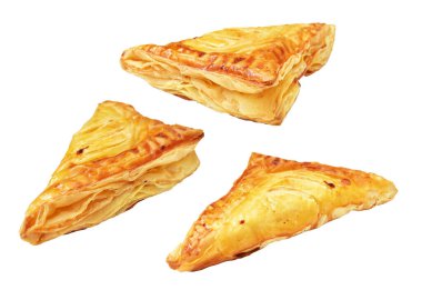 Puf böreği üçgeni izole edilmiş peynirli gevrek hamur işi içinde kırpma yolu olan domuz eti, beyaz arka planda gölge yok.