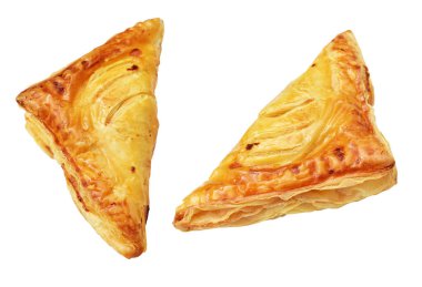 Puf böreği üçgeni izole edilmiş peynirli gevrek hamur işi içinde kırpma yolu olan domuz eti, beyaz arka planda gölge yok.
