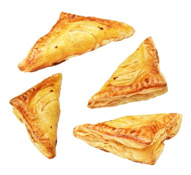 Puf böreği üçgeni izole edilmiş peynirli gevrek hamur işi içinde kırpma yolu olan domuz eti, beyaz arka planda gölge yok.