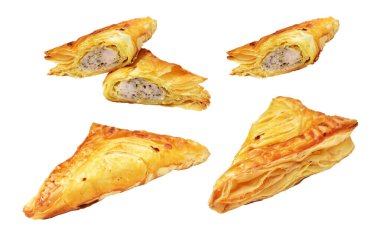 Puf böreği üçgeni izole edilmiş peynirli gevrek hamur işi içinde kırpma yolu olan domuz eti, beyaz arka planda gölge yok.